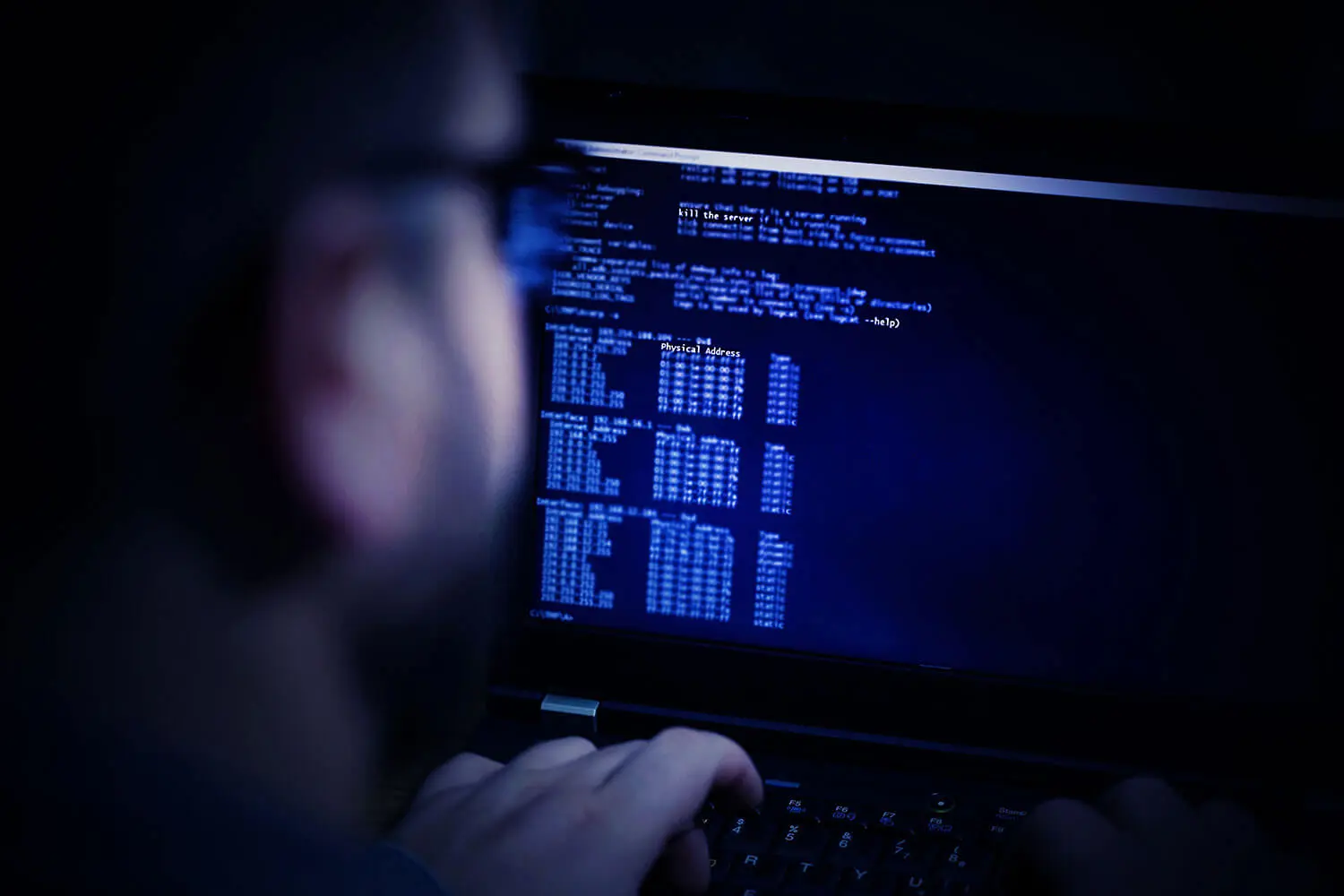 Ein Bild, das einen Mann zeigt, der am Computer-Hacking beteiligt ist.